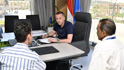 محافظ أسوان يستمع لشكاوى المواطنين ويوجه بالحل الفوري خلال لقاء اليوم المفتوح