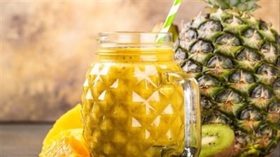 عصير الكيوي والأناناس المثلج وصفة لذيذة ومثالية لأيام الصيف الحارة