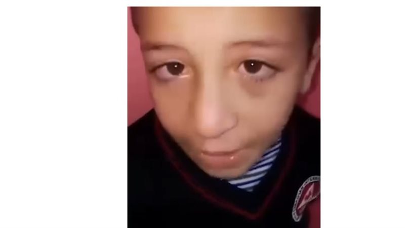 طفل صغير يروي قصة