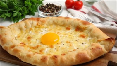     فطيرة الجبن والبيض بطريقة سهلة وطعم غني في دقائق