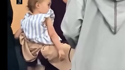  مشهد يهز القلوب.. عائلة هولندية كاملة تعتنق الإسلام في لحظة إنسانية مؤثرة