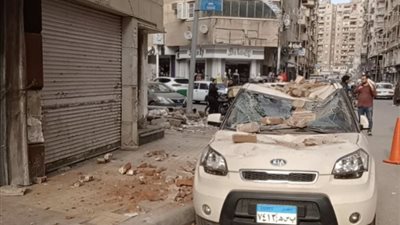 انهيار سور بلكونة عقار قديم في دمنهور وتحطم سيارة دون إصابات