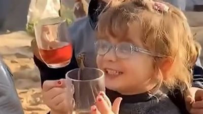 «يا حبيبي يا شاي».. أطفال غزة يغنون للشاي في مشهد مبهج| فيديو