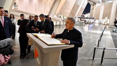 رئيس جمهورية تتارستان يزور المتحف المصري الكبير ويشيد بتجربة العرض المتحفي