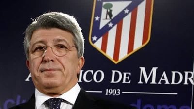 انريكي سيريزو يحسم مستقبل جوليان ألفاريز قبل مواجهة برشلونة في دوري الأبطال 