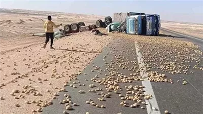 انقلاب سيارة نقل محملة بالبطاطس دون إصابات بحدائق أكتوبر 