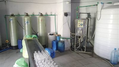 التموين تكشف مصنعًا غير مرخص لتعبئة المياه وتضبط 6000 زجاجة مغشوشة بالغربية