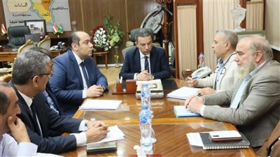 محافظ المنوفية يلتقى مسئولي الشركات المنفذة لمشروعات قطاعي مياه الشرب والصرف 
