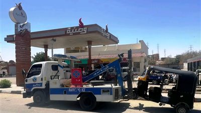 أسوان تشدد الرقابة المرورية ضبط دراجات بدون لوحات وتوك توك مخالف بمحطات الوقود