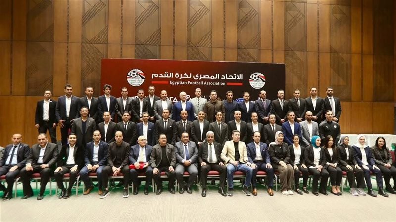 أبوريدة يسلم الشارة