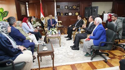محافظ بنى سويف يبحث سبل التنمية والترويج  للفرص الاستثمارية الواعدة