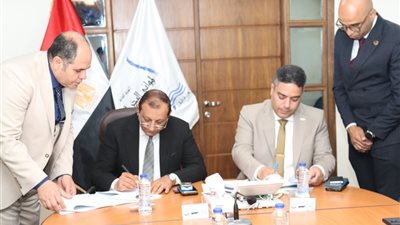 موانئ البحر الأحمر وقناة السويس توقعان عقدًا لتوطين صناعة الوحدات البحرية