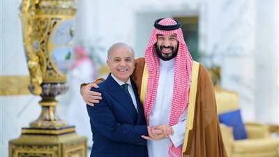 رئيس وزراء باكستان يشيد بدور السعودية في دعم الاستقرار والسلام