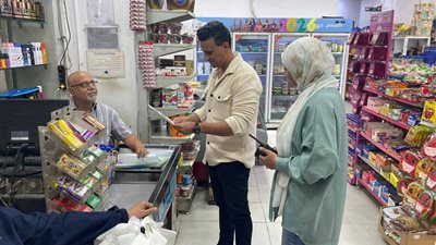 حملة  بحي السويس لحث أصحاب المحلات على استخراج التراخيص وتوفيق الأوضاع