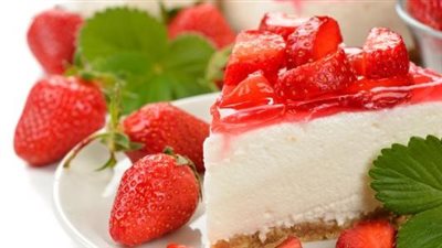 طريقة عمل تشيز كيك بصوص الفراولة.. خطوات سهلة وبسيطة