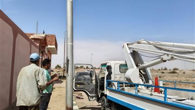 صيانة شاملة لأعمدة الإنارة بحي فيصل بالسويس استجابة لشكاوى المواطنين