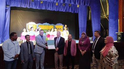 وكيل تعليم أسيوط يكرم مدير مدرسة منتجة لفوزها بالمركز الأول فى توريد أعلى أرباح