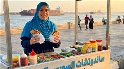 كورنيش السويس.. “ هالة” تجسد قصة كفاح أم تكافح لإعالة 5 أبناء ببيع السندوتشات