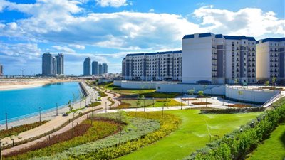 وزيرة الإسكان تتابع سير العمل بمشروعات مدينة العلمين الجديدة ومارينا