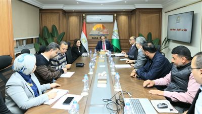 محافظ الجيزة يبحث تطوير الخدمات بحي الطالبية ويوجه بحلول عاجلة للصرف الصحي