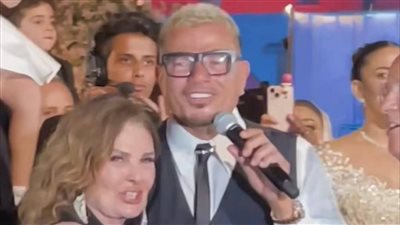 يسرا ترقص مع الهضبة عمرو دياب في حفل زفاف ابنة المنتج محمد السعدي |صور