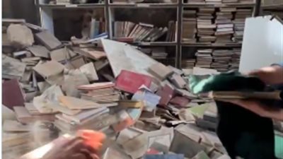 من تحت الركام.. طالبان يعيدان الحياة إلى مكتبة في مسجد بغزة بعد تدميرها