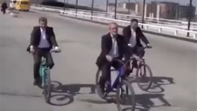 فى شواع طهران.. الرئيس الإيراني يتنزه بـ 