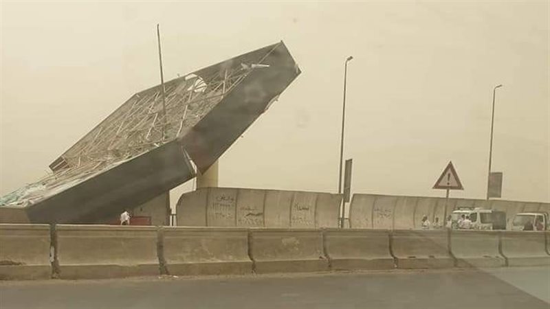 سقوط لوحة إرشادية