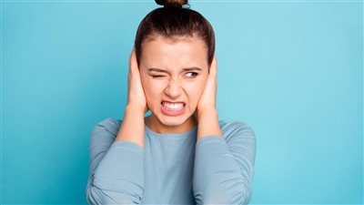 هل يثير صوت المضغ غضبك؟ العلم يكشف علاقة الميسوفونيا بالصحة النفسية