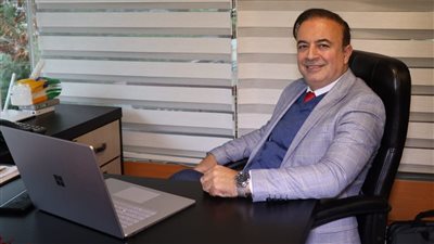 بعد إغلاق هرمز.. سياسي يكشف لنيوز رووم مستقبل المفاوضات بين أمريكا وإيران