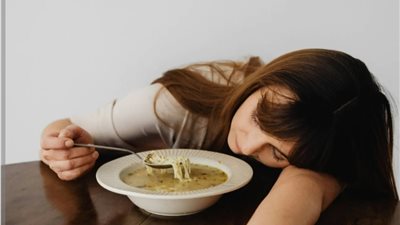     كيف تتوقف عن تناول الطعام بالليل بسهولة؟ 11 طريقة ذكية ومجربة