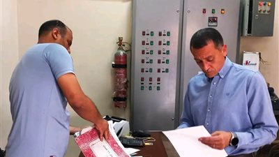 محافظ أسوان يفاجئ محطة وقود ويوجه بتفتيش عاجل على أرصدة البنزين والسولار