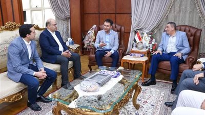 ميناء دمياط يبحث تعزيز التعاون مع «هاباج لويد» واستقطاب استثمارات جديدة