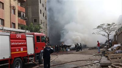 الدفع بـ10 سيارات حماية مدينة لمحاولة إخماد حريق مخزن خردة بمدينة نصر