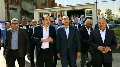رئيس الوزراء يتفقد مبنى الغسيل الكلوي الجديد بمستشفى العريش العام