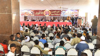 «حياة كريمة» في قلب الحوار.. محافظ أسيوط يستعرض إنجازات التنمية أمام المواطنين