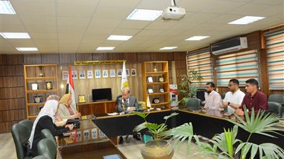 جامعة أسيوط تستعرض تقرير مبادرة البصمة الكربونية لكلية التربية للعام المالي 20