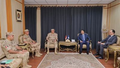 محافظ دمياط يستقبل مدير جمعية المحاربين القدماء لبحث دعم أسر الشهداء