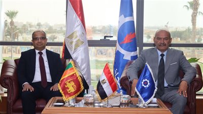 محافظ السويس يبحث مع سفير سريلانكا تعزيز التعاون الاستثماري والتجاري