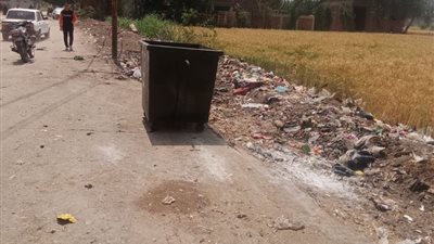 رفع القمامة من قرية شوبك بسطة بأمر محافظ الشرقية استجابة للشكاوى