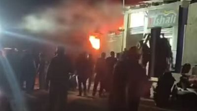 اندلاع حريق هائل بمخزن كماليات سيارات شرق نفق شارع البحر بإدكو