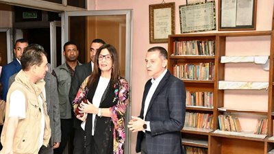 وزيرة الثقافة ومحافظ أسوان يتفقدان متحف ومكتبة العقاد 
