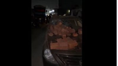 سقوط طوب من سيارة نقل يحطم ملاكي بالمقطم.. وضبط السائق بدون رخصة