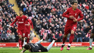 مصدر بالأهلي يكشف حقيقة مفاوضات الأحمر مع فيرمينيو لاعب ليفربول السابق 