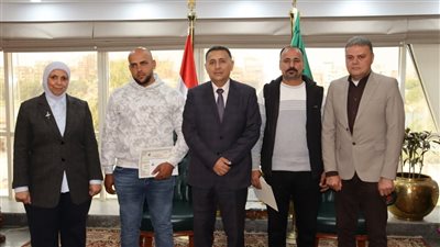 محافظ القليوبية يُكرم سائقي اللوادر لدورهما في إخمادحريق مصانع القناطر الخيرية