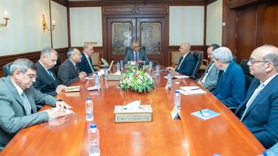 وزير الإنتاج الحربي يلتقي رئيس اتحاد الصناعات المصرية لبحث تعزيز التصنيع
