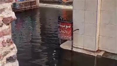 كسر ماسورة مياه بالشعراء يغرق الشوارع ويعطل الحركة ويثير غضب الأهالي بدمياط