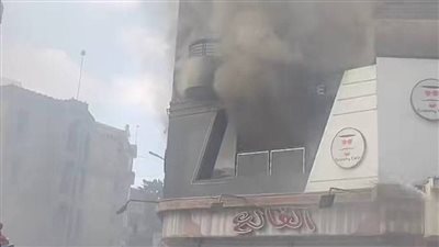 الحماية المدنية تسيطر على حريق كافيه بالزقازيق (وصور من موقع الحادث)