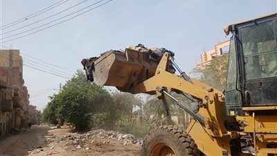 محافظ أسيوط يوجه باستمرار أعمال النظافة بالقوصية على مدار اليوم لتحسين البيئة 