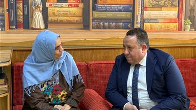 لمسة وفاء.. نقيب المهندسين يزور رائدة 